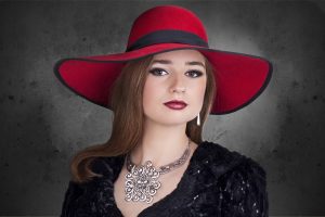 Kvinde med hat og smykker